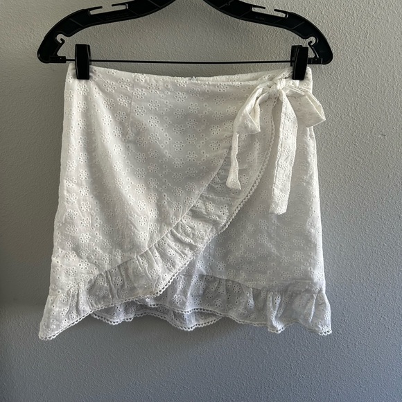 Pink Lily White Mini Skirt With Bow Size: Medium - Picture 9 of 9